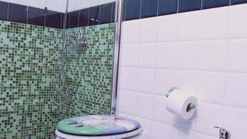Dusche, Haartrockner, Bidet, Handtücher