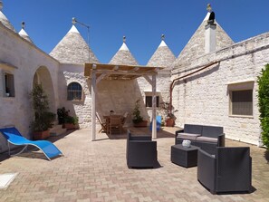 Outdoor dining - TRULLI "SOLE" IMMERSED IN THE HEART OF THE VALLE D'ITRIA (MARTINA FRANCA)