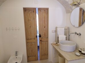 Shower, hair dryer, bidet, towels - TRULLI "SOLE" IMMERSED IN THE HEART OF THE VALLE D'ITRIA (MARTINA FRANCA)
