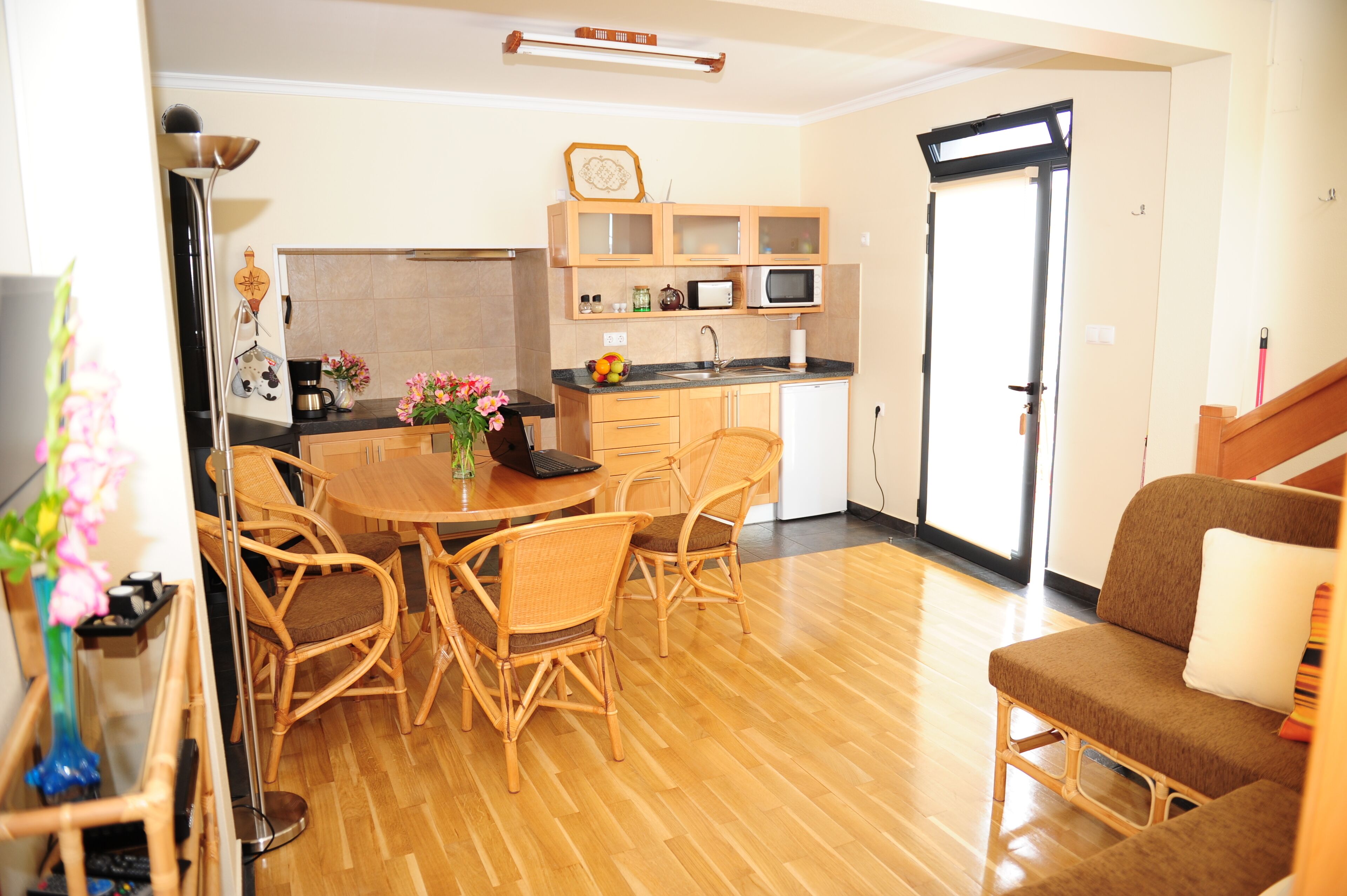 Un espace de vie compact comprenant un coin repas, une kitchenette et un canapé.