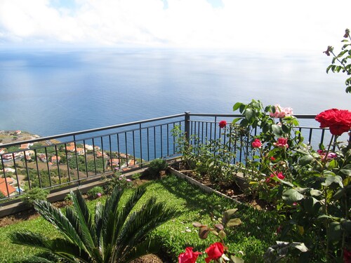 House with 2 bedrooms, sleeps up to 4 people and has cots available