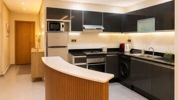 Coffee/tea maker, fridge, microwave, oven