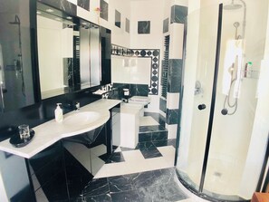 Bathtub, jetted bath, hair dryer, bidet - Dimora MariaDina Grand View: 260 sqm of Light, Terrace on the Sea and Parking Places. (Peschici)