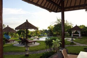 Property grounds - Typical Balinese villa with beautifully landscaped swimming pool (Buleleng)
