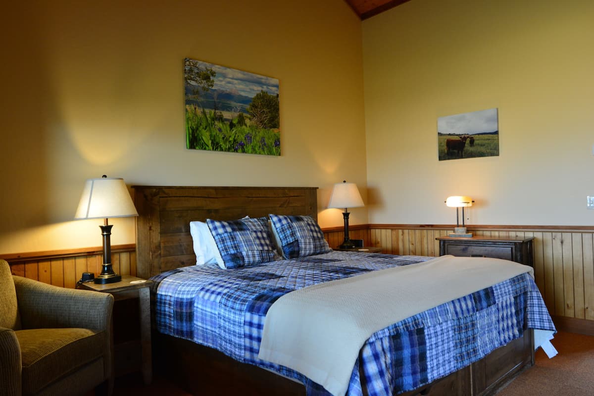 Deluxe-Einzelzimmer, 1 King-Bett | Hochwertige Bettwaren, Zimmersafe, Schreibtisch, Verdunkelungsvorhänge