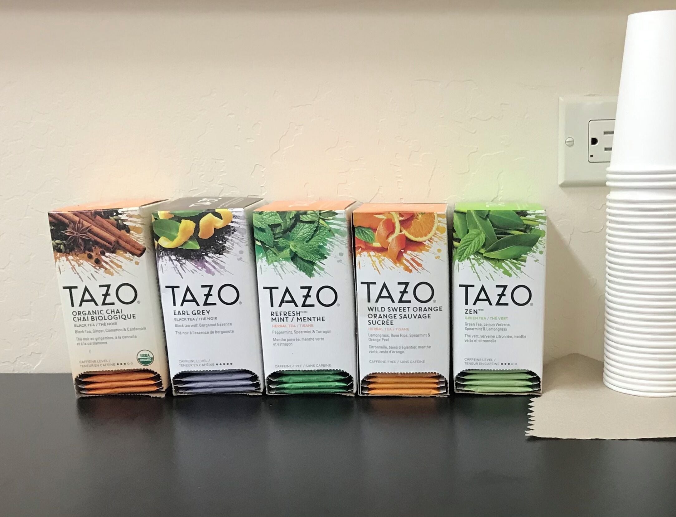 Vier Tazo Tee-Kartons auf einem Tisch.
