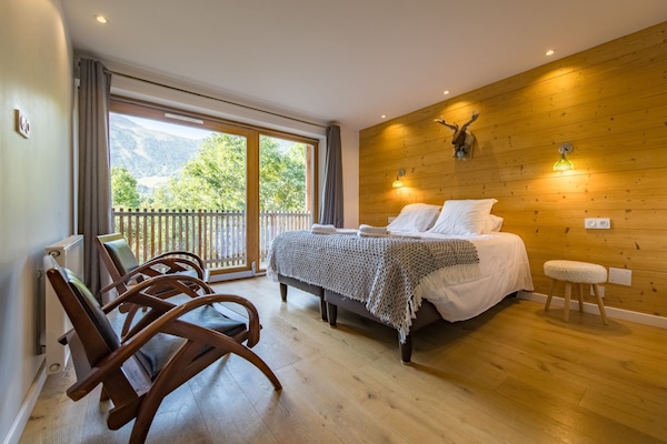 6 bedrooms, desk, iron/ironing board, travel crib