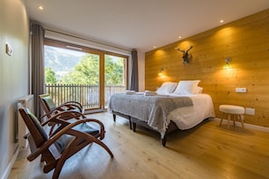 6 Schlafzimmer, Schreibtisch, Bügeleisen/Bügelbrett, Reisekinderbett