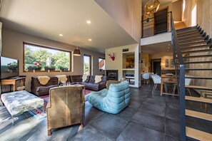 智能電視、壁爐、DVD 播放機、書籍