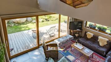 Smart-tv, een open haard, een dvd-speler en boeken