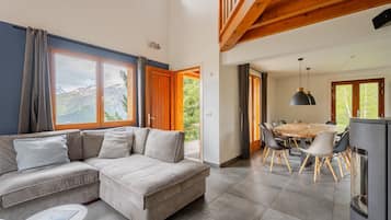 Smart TV, fireplace, DVD player, books