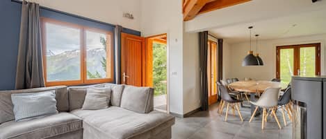 Smart TV, fireplace, DVD player, books