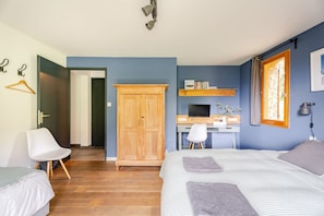 5 dormitorios, tabla de planchar con plancha, cuna de viaje