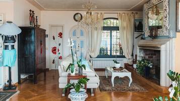 Fernseher, Kamin, Tischfußball, Tischtennisplatte