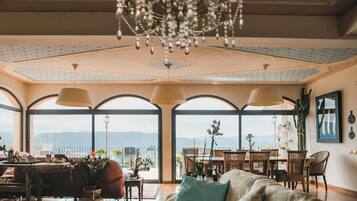 Télévision, cheminée, baby-foot, table de tennis de table