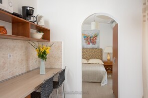 1 habitación, tabla de planchar con plancha, wifi gratis y ropa de cama 