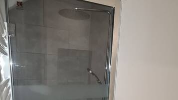 Secadora de cabello, toallas, jabón, papel de baño