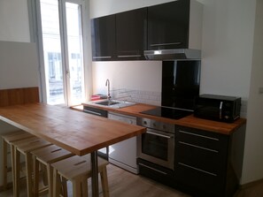 Fridge, microwave, oven, stovetop - T3 renovated near the clock square, in the heart of the historic center (Avignon)
