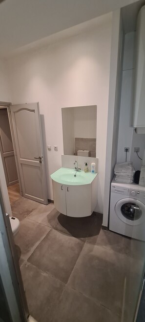 Assecador de cabells, tovalloles, sabó i paper higiènic 