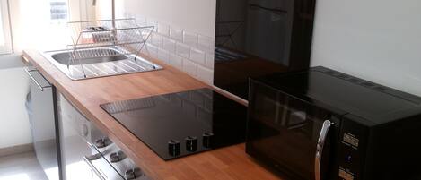 Réfrigérateur, micro-ondes, four, plaque de cuisson