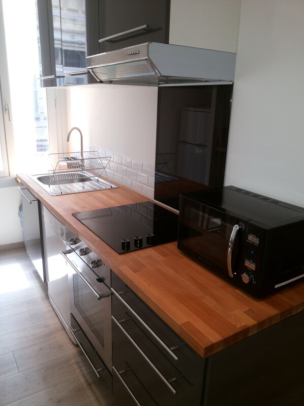 Fridge, microwave, oven, stovetop - T3 renovated near the clock square, in the heart of the historic center (Avignon)
