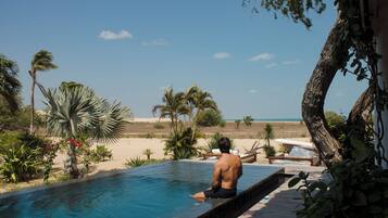 2 piscinas externas, funciona das 10h às 22h, guarda-sóis