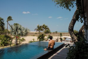 2 piscinas al aire libre, sombrillas, sillones reclinables de piscina