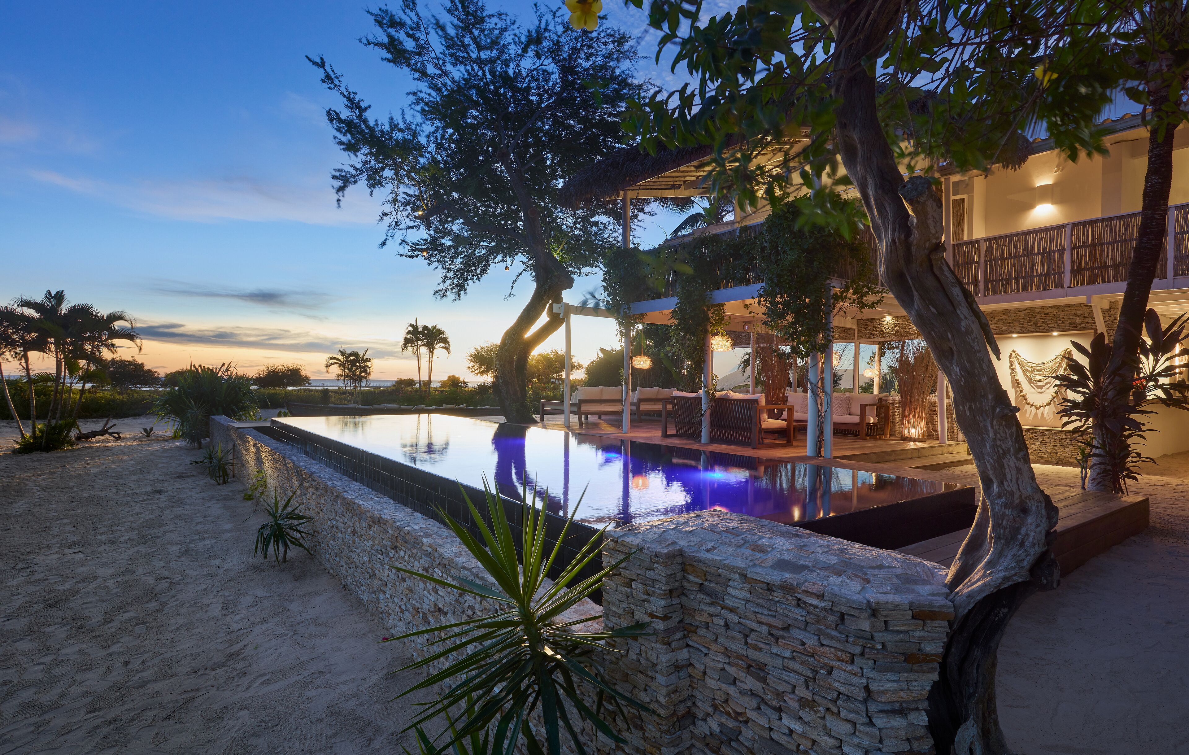2 piscinas externas, funciona das 10h às 22h, guarda-sóis