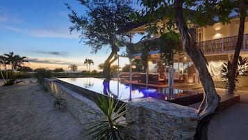 2 piscinas externas, funciona das 10h às 22h, guarda-sóis
