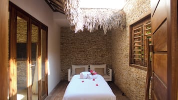 Suite Luxo com Varanda | Massage in accommodation