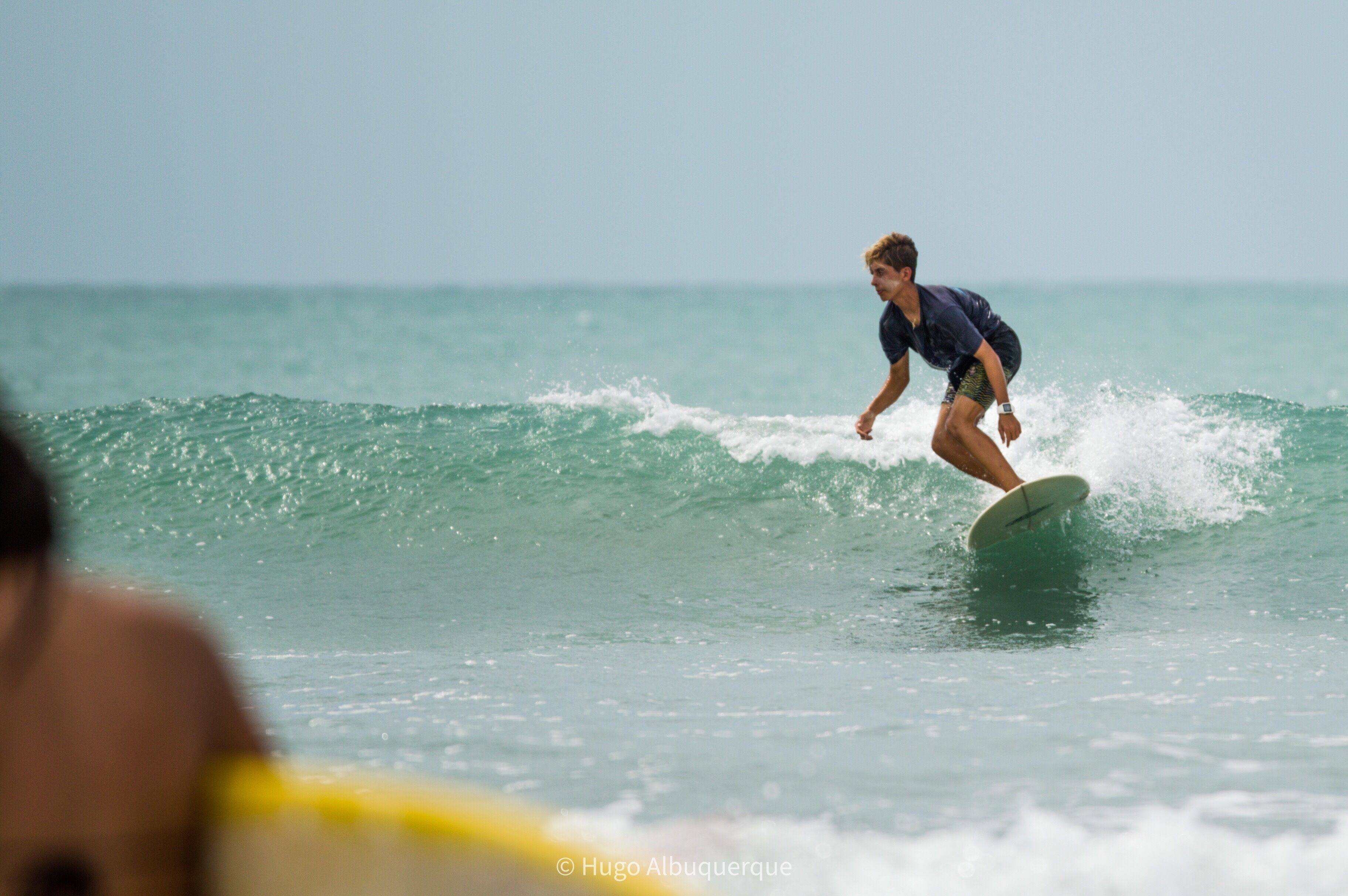 Un surfista montando una ola.