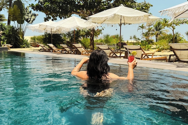 2 piscinas externas, funciona das 10h às 22h, guarda-sóis