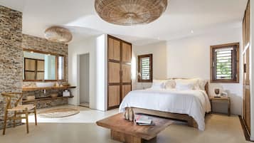 Minibar, caja de seguridad en la habitación y decoración personalizada