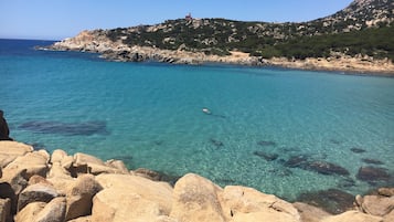 Una spiaggia nelle vicinanze