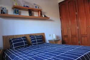 2 slaapkamers, een kluis op de kamer, een bureau, geluiddichte muren