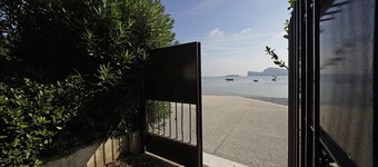 Villa directly by the lake with garden.