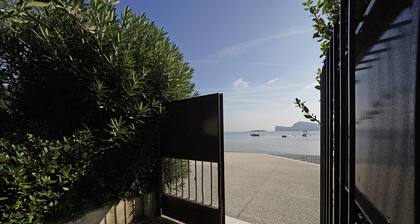Villa directly by the lake with garden.