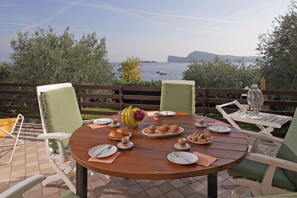 Outdoor dining - Villa directly by the lake with garden. (San Felice del Benaco)