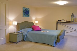 3 bedrooms, free WiFi - Villa directly by the lake with garden. (San Felice del Benaco)