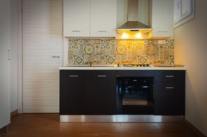 Kühlschrank, Ofen, Herdplatte, Hochstuhl