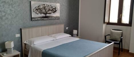 1 chambre, fer et planche à repasser, lit parapluie, Wi-Fi gratuit