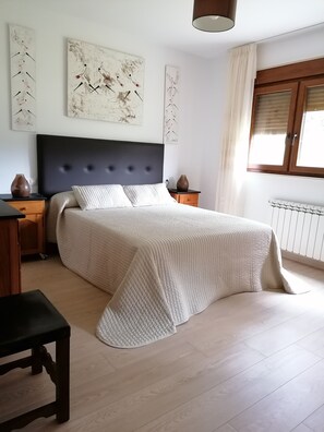 4 bedrooms, desk, soundproofing, iron/ironing board