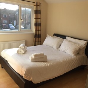 3 bedrooms, iron/ironing board, WiFi, bed sheets