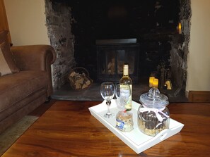 Interior - Pretty Stone Cottage: Hot Tub, Real Fire, Wifi & Riverside Views (Pont-faen)