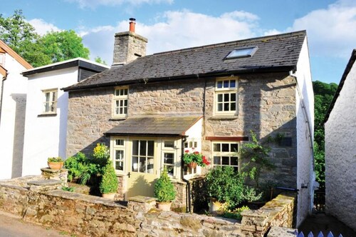 Pretty Stone Cottage: Hot Tub, Real Fire, Wifi & Riverside Views