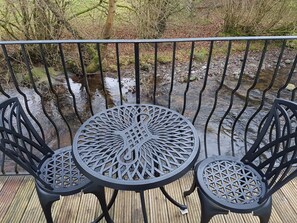 Outdoor dining - Pretty Stone Cottage: Hot Tub, Real Fire, Wifi & Riverside Views (Pont-faen)