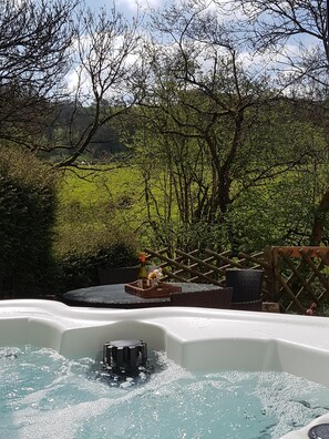 Outdoor spa tub - Pretty Stone Cottage: Hot Tub, Real Fire, Wifi & Riverside Views (Pont-faen)