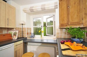Fridge, microwave, oven, stovetop - Pretty Stone Cottage: Hot Tub, Real Fire, Wifi & Riverside Views (Pont-faen)