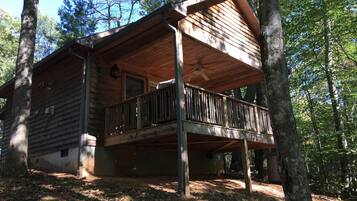 Cabin, 1 King Bed, Jetted Tub | Desk, free WiFi, bed sheets