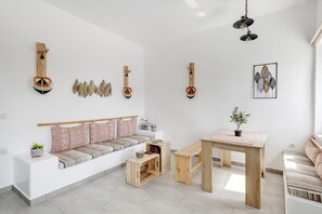 تلفزيون ذكي، ألعاب فيديو، مكتبة موسيقى، ستيريو